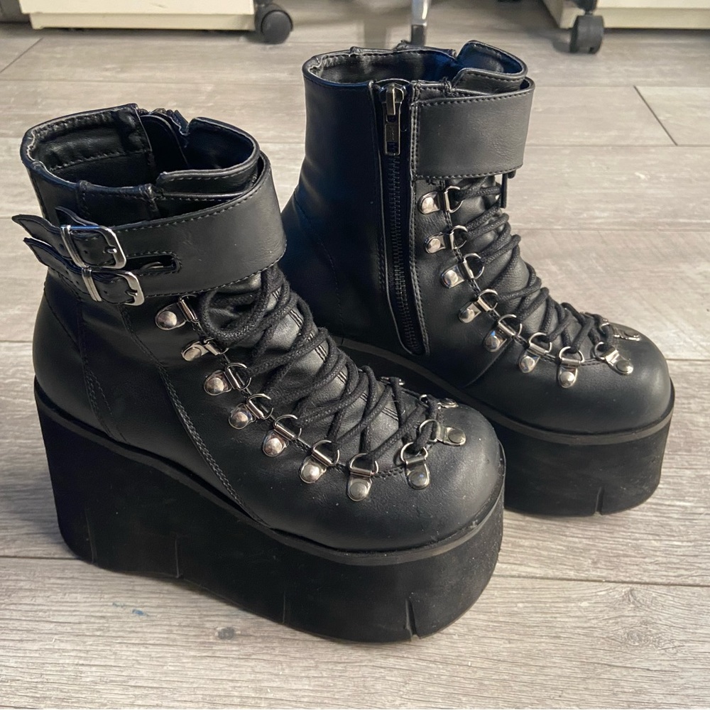 Size 8 Kera 21 boots by Demonia